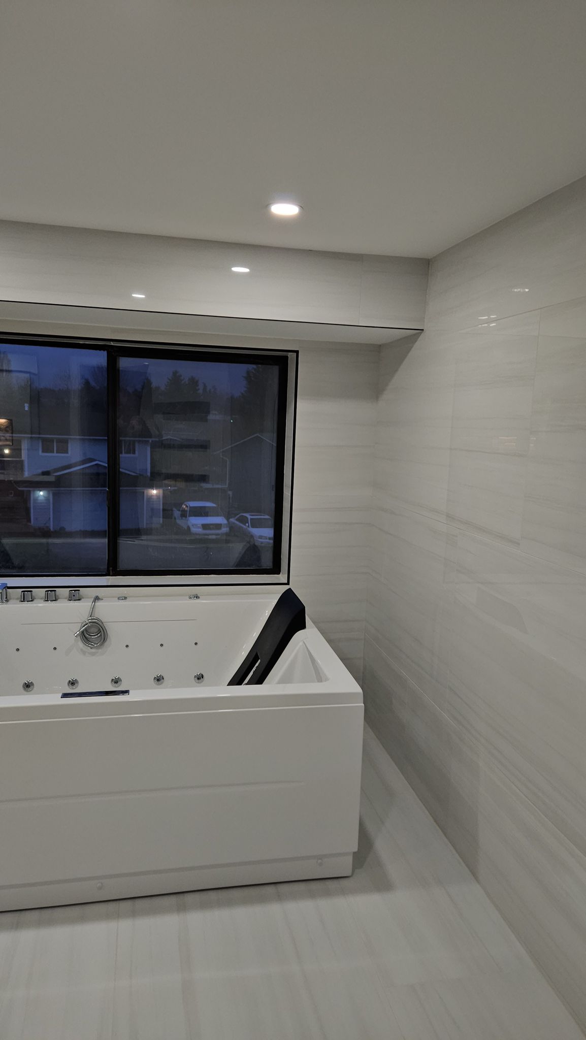 Jetted tub and large-format porcelain